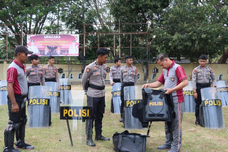 Wakapolres Wajo Kompol Hardjoko didampingi Kasubag Kerma AKP Cadra Said Nur, Kanit Patroli Ipda Sugiono dan Kasi Propam AKP H. Siswanto melaksanakan pengecekan peralatan Dalmas, Selasa (3/10/2023)