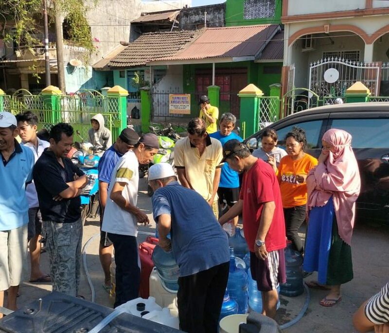 Warga ORW 8 Blok BTP antri mendapat bantuan air bersih yang disalurkan oleh UPZ Baznas Provinsi Sulsel, yang langsung diserbu warga