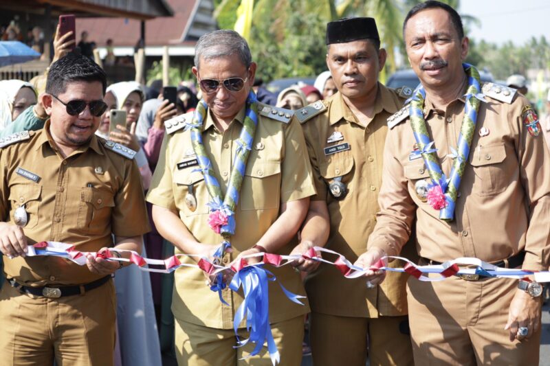 Bupati Wajo, Amran Mahmud bersama Wakil Bupati, Amran meresmikan Jalan Ruas Poros Bulu-Penrang Riawa di Desa Tadangpalie, Kecamatan Penrang, Selasa (7/11/2023).