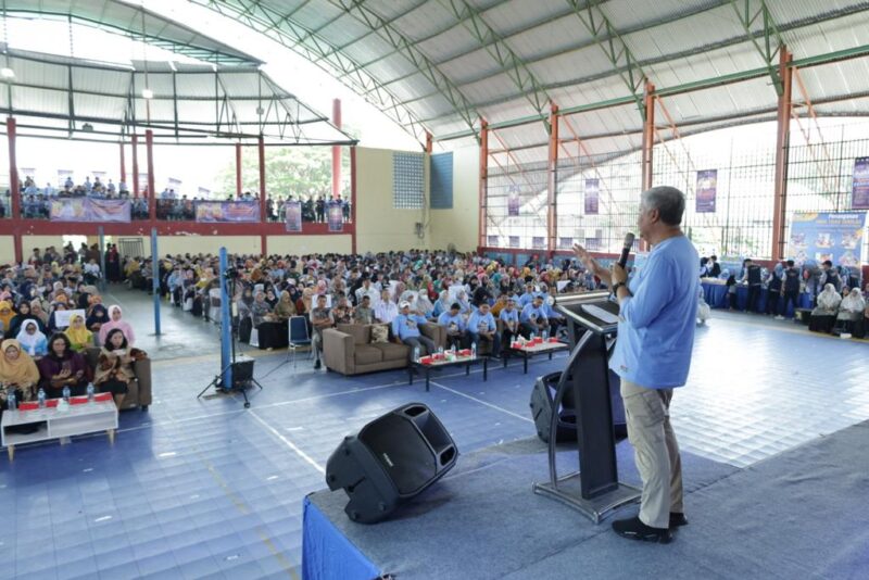 Bupati Pinrang memberikan sambutan dalam acara semarak pendidikan yang di Kepala SMP, SD, TK dan PKBM serta kepsek berprestasi se kabupaten Pinrang