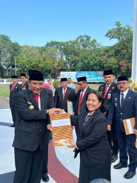 Kadis kesehatan Pinrang mewakili Bupati Pinrang menerima sejumlah penghargaan dari PJ. Gubernur Sulawesi Selatan saat berlangsungnya peringatan HKN