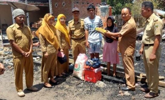 Kabid Linjamsos Akkas, S.Ag menyerahkan bantuan kepada korban kebakaran