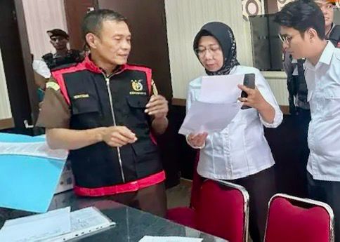 Tim Penyidik Tindak Pidana Khusus Kejaksaan Tinggi Sulawesi Selatan menggeledah Kantor BPN Sulsel dan kediaman mantan Sekretaris BPN Wajo
