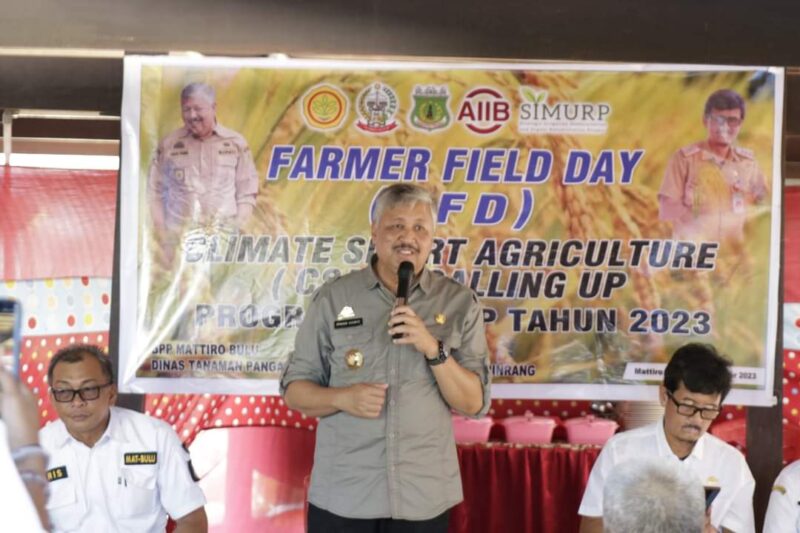 Bupati Pinrang Irwan Hamid di dampingi sekda  calo Kerrang, kadis Tanaman Pangan dan Holtikultura Muh. Abduh berkesempatan berdialog dengan petani