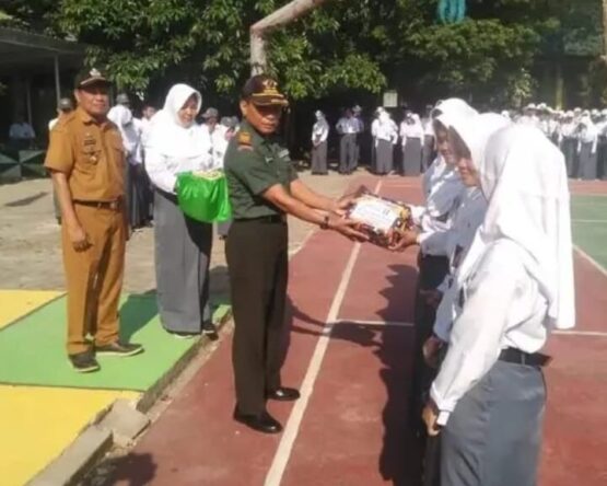 Danramil 05/Patampanua Kapten Inf Abdul Muin menyerahkan bingkisan kepada perwakilan Siswa UPT SMAN 5 Pinrang