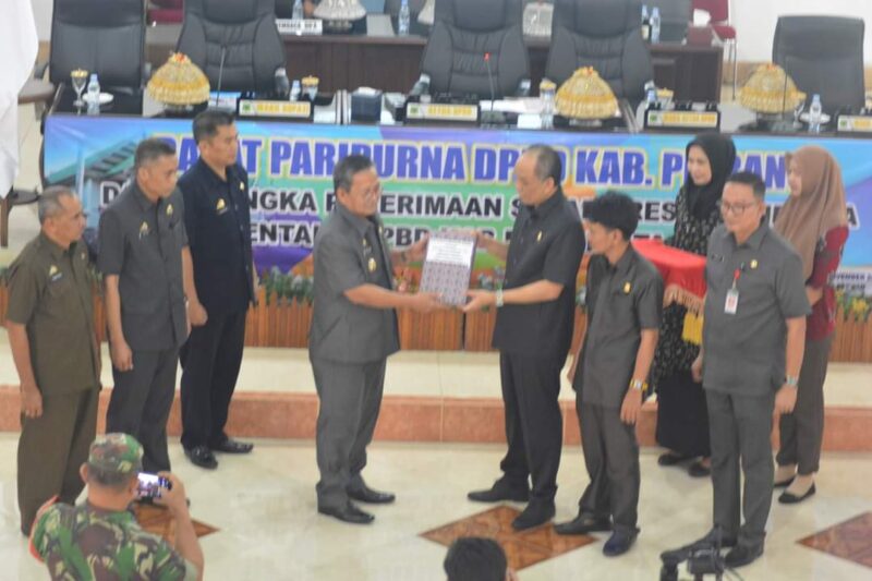 Penyerahan rancangan perda dari Wakil Bupati mewakili Bupati Pinrang ke pada ketua DPRD Pinrang H. Muhtadin di dampingi Wakil ketua DPRD Pinrang Ir. Syamsuri 