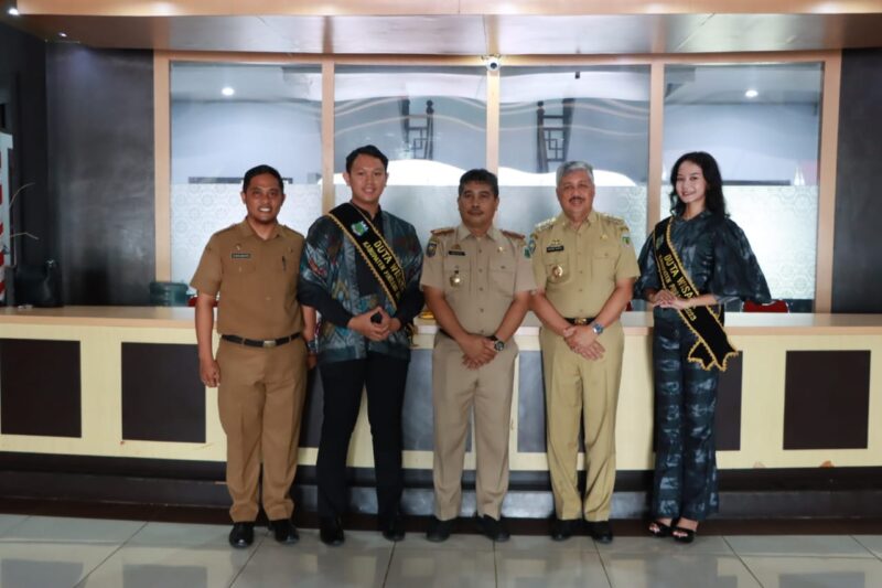 Bupati Pinrang di dampingi Kadis Paspor berpose bersama dua duta wisata Pinrang