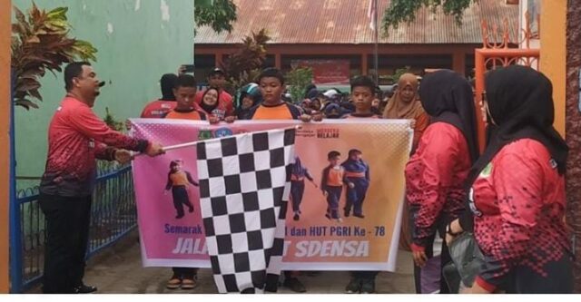 Kepala UPT SD Negeri 1 Pinrang Mustari, S.Pd, M.Pd, melepas peserta Jalan Sehat dalam rangka Hari Guru Nasional dan HUT PGRI ke - 78