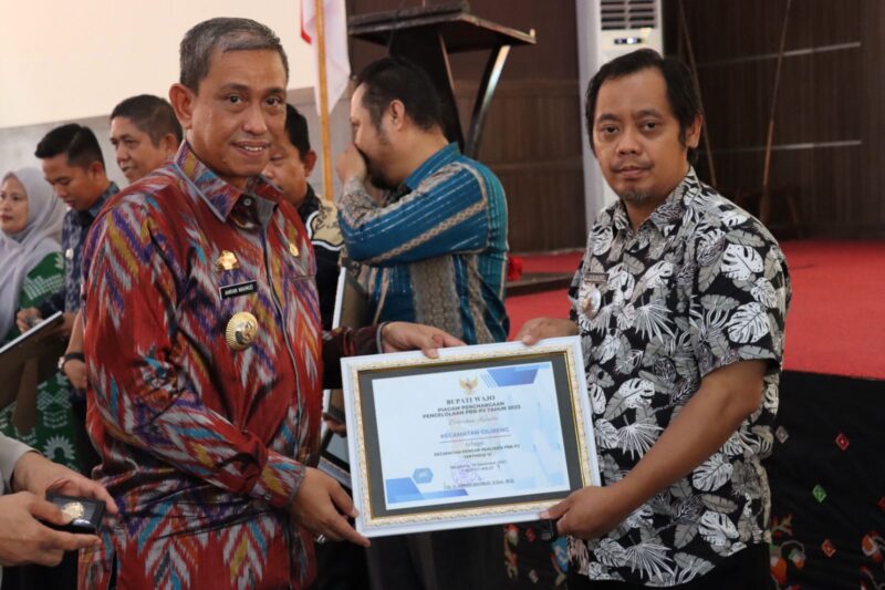 Pemkab Wajo memberikan penghargaan kepada  pengelola PBB-P2 Kecamatan,  Wajib Pajak Daerah Lainnya dan Instansi terkait yang  mengoptimalkan penerimaan pendapatan pajak daerah yang diserahkan Bupati Wajo H. Amran Mahmud didampingi Kepala BPKPD Wajo H. Dahlan