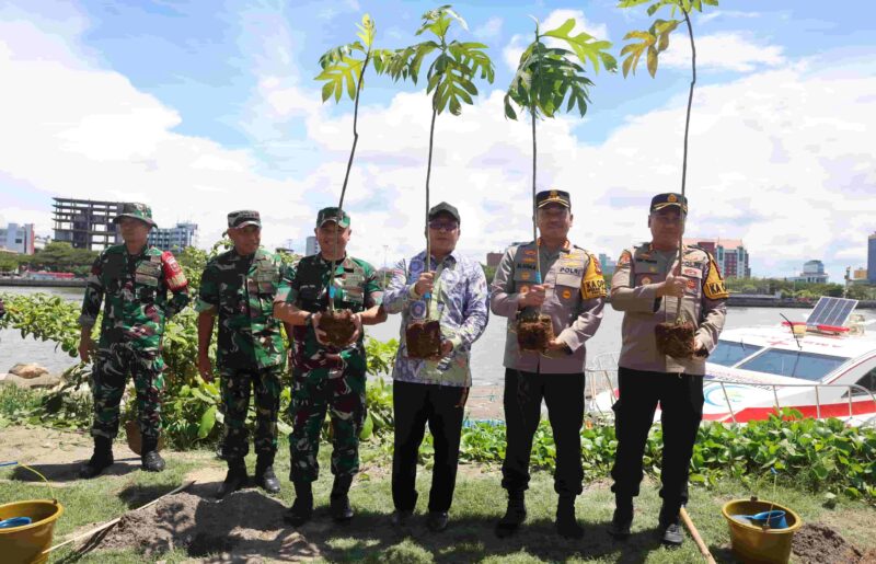 Wali Kota Makassar, Ir. Moh. Ramdhan Pomanto, Melakukan Penanaman Pohon Sukun, di Kawasan Centre Point of Indonesia (CPI), Kamis 14 Desember 2023