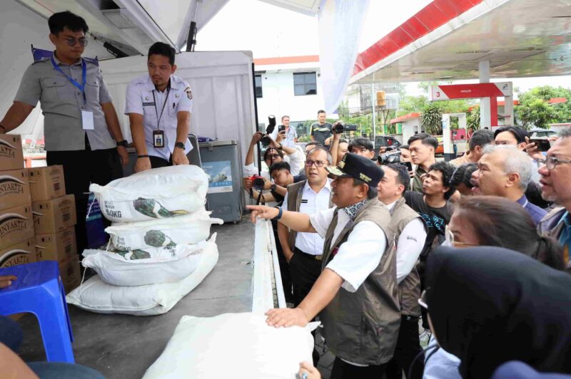 Wali Kota Makassar, Ir. Moh. Ramdhan Pomanto, Mendampingi Pj Gubernur Sulawesi Selatan, Bahtiar Baharuddin, Meninjau Harga Komoditi di Pasar Pannampu, Rabu 13 Desember 2023