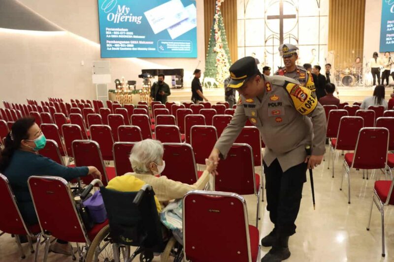 Kapolres Pelabuhan Makassar, AKBP Yudi Frianto, Mengecek Langsung Keamanan Perayaan Natal di Gereja, Senin 25 Desember 2023
