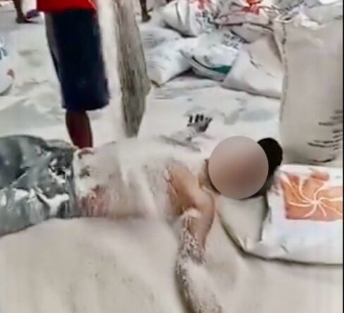 Tangkapan layar video viral mandi beras di aplikasi X. Foto: Tangkapan layar