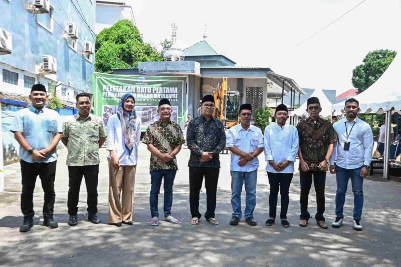 Wali Kota Makassar, Ir. Moh. Ramdhan Pomanto, Menghadiri Peletakan Batu Pertama Pembangunan Masjid Ma'ulhayat, di Kantor Perumda Air Minum Kota Makassar, Jum'at 22 Desember 2023