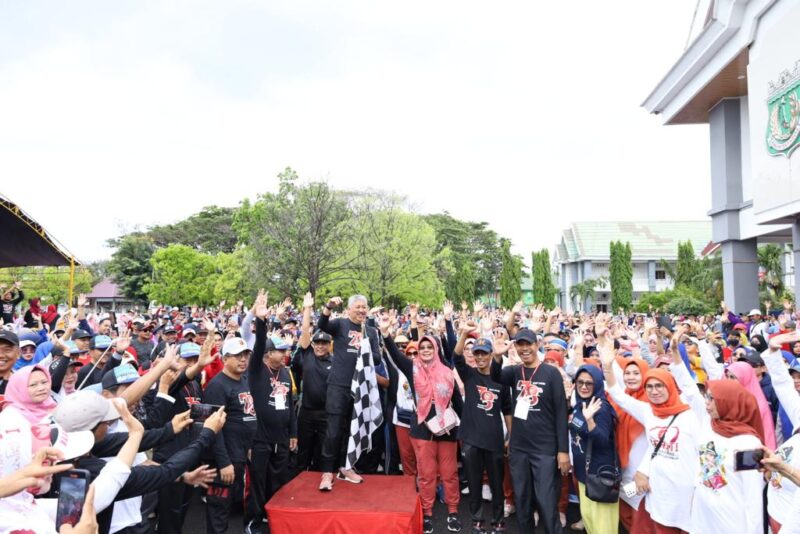 Pengibaran bendera star oleh Bupati Pinrang di dampingi ketua Tim penggerak PKK dan ketua PGRI kabupaten Pinrang