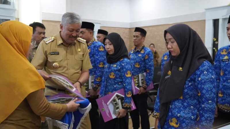 Bupati Pinrang Irwan hamid yang berkesempatan menyerahkan SK kepada 10 orang PPPK Tenaga Teknis