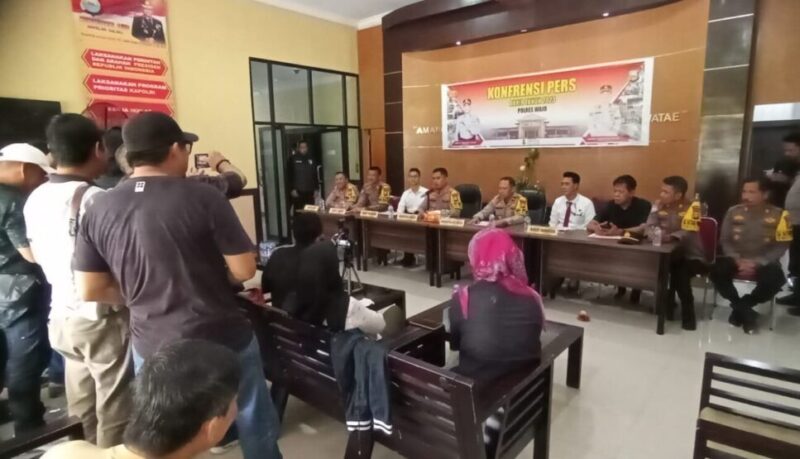 Polres Wajo menggelar konferensi pers akhir tahun 2023 di Lobi Mapolres Wajo, Minggu (31/12/2023)