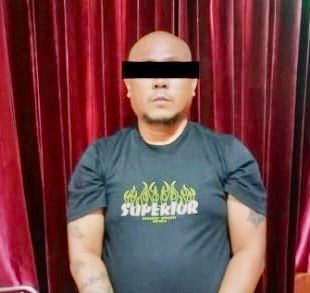 AM (46 tahun) tersangka pemerkosaan terhadap anak kandung sementara diamankan dikantor Polresta Kendari