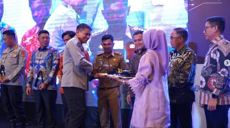 Ketua DPRD Kota Makassar, yang Diwakili Kabag Humas dan Protokol Syahril, Menerima Penghargaan SMSI Award 2023, di Hotel Claro, Senin 15 Januari 2024