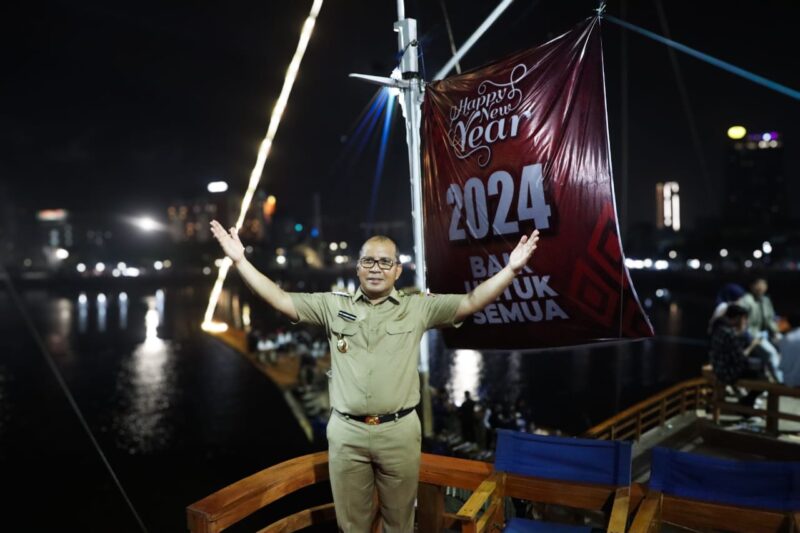 Wali Kota Makassar, Ir. Moh. Ramdhan Pomanto, Merayakan Malam Tahun Baru 2024, di Anjungan Tugu MNEK Kawasan Centre Point of Indonesia (CPI), Senin 1 Januari 2024