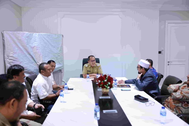 Wali Kota Makassar, Ir. Moh. Ramdhan Pomanto, Menerima Audiensi Pengurus Masjid Al-Markaz, di Kantor Balai Kota, Jalan Ahmad Yani, Selasa 9 Januari 2024.