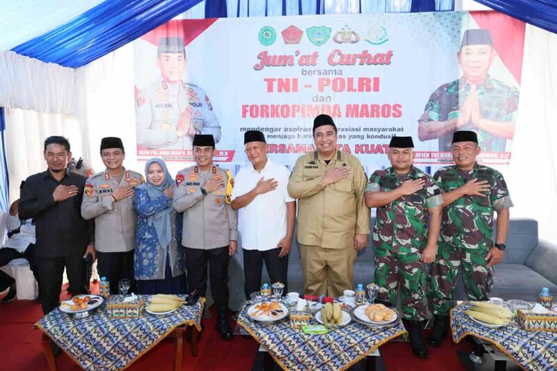 Kapolda Sulsel, Irjen Pol Andi Rian R Djajadi, Menggelar Jumat Curhat, di Kecamatan Mandai, Kabupaten Maros, Jum'at 12 Januari 2024.