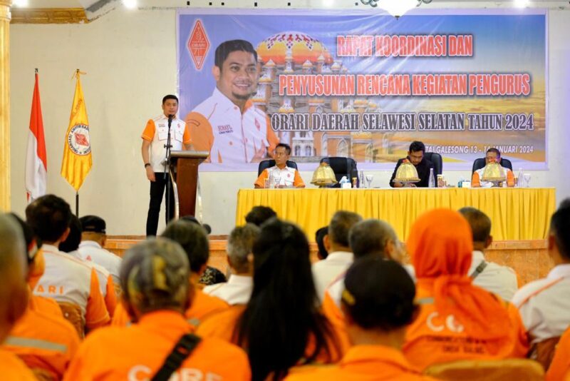 Ketua Orari Daerah Sulawesi Selatan, Adnan Purichta Ichsan, Membuka Rapat Koordinasi dan Penyusunan Rencana Orari Daerah Sulsel, di Pantai Galesong, Kabupaten Takalar, Sabtu 13 Januari 2024