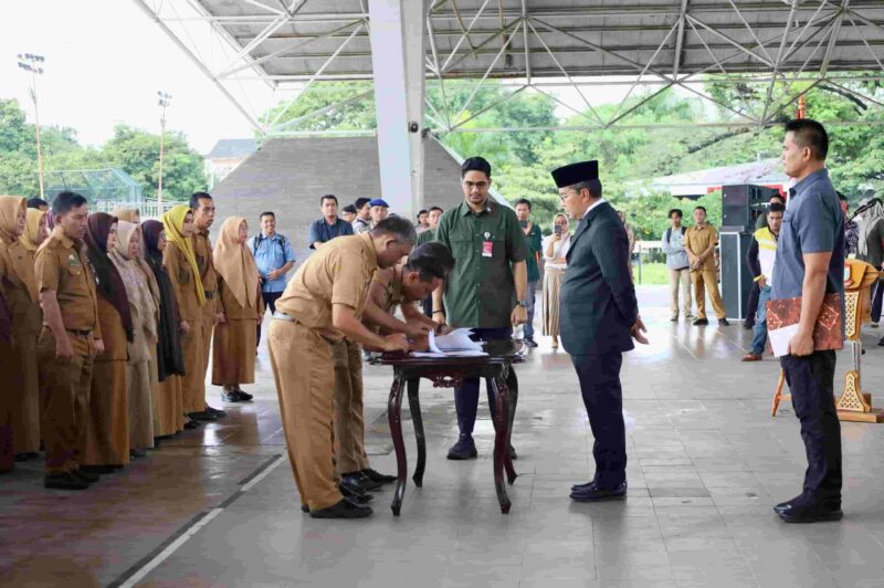Wali Kota Makassar, Ir. Moh. Ramdhan Pomanto, Melantik 106 Sekretaris Lurah, di Tribun Lapangan Karebosi, Selasa 16 Januari 2024.