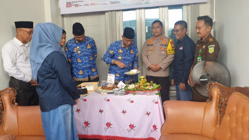 Bupati Wajo, H. Amran Mahmud didampingi Wakil Bupati dan Kapolres Wajo melakukan pemotongan tumpeng ulang tahun yang disaksikan CEO Media Sinergi Grup, H. Rukman Nawawi