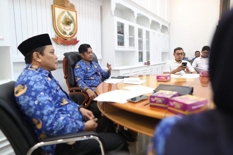 PJ Sekda Kota Makassar, Firman Hamid Pagarra memimpin Rapat Kordinasi (Rakor) persiapan Kerjasama Revitalisasi Lapangan Karebosi, di Balai Kota Makassar, Rabu (17/01/2024)