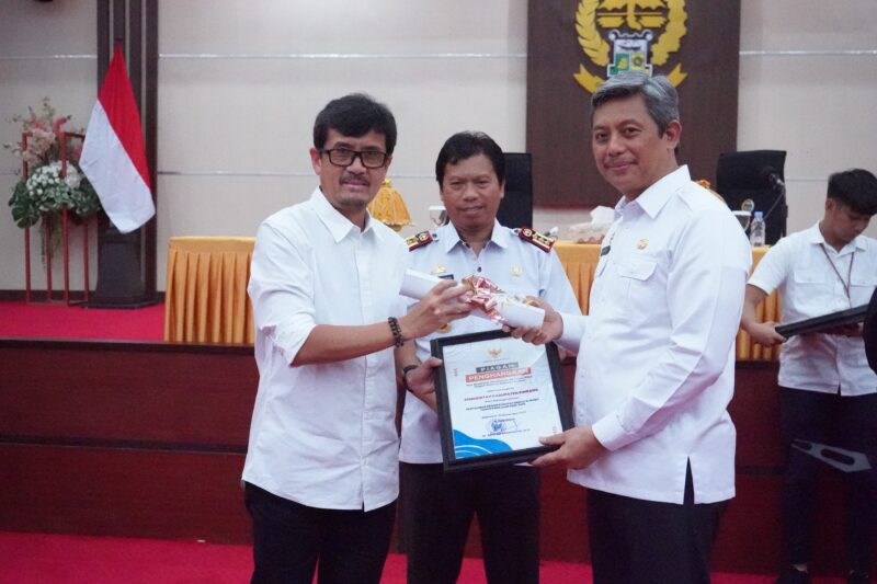 Sekda Provinsi Sulawesi Selatan  menyerahkan penghargaan kepada Sekda Pinrang atas dukungan penyelenggaraan Kabupaten/Kota sehat tahun penilaian 2021-2022.