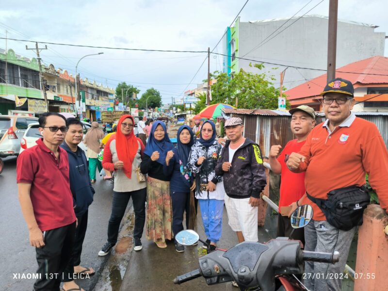 Ketgam ..Lurah bersama masyarakat Pa'baeng-baeng melaksanakan kerja bakti bersih-bersih kanal di sekitar pasar