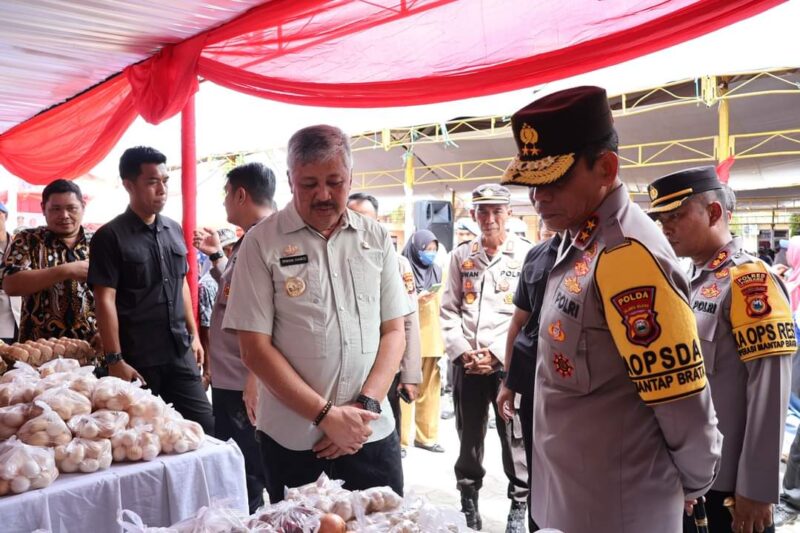 Kapolda Sulawesi Selatan Irjen Pol.Andi Rian R.Djajadi  mengunjungi stand Pasar Murah didampingi Bupati Pinrang Irwan Hamid, di Halaman Mapolres  Pinrang