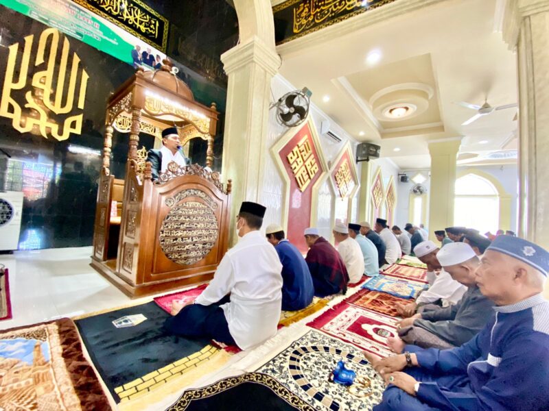 DR KH Amir Mustafa (Ketua MUI Enrekang Saat  khutbah jumat di Masjid Jamiatul Khaeriyah Siwa 19 Januari 2024.