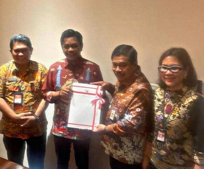 Penjabat Sekretaris Daerah Kota Makassar, Firman Hamid Pagarra, Menerima SK Mendagri dari Sekjend Kemendagri, Suhajar Diantoro, di Penang Bistro, Jalan Wahid Hasyim, Jakarta Pusat, Kamis 18 Januari 2024
