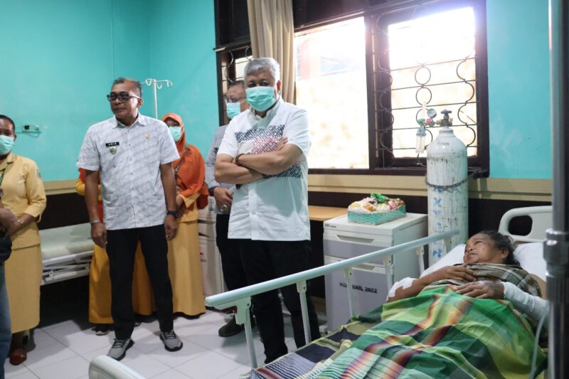 Bupati Pinrang di dampingi Camat Mattiro Bulu kunjungi korban bencana kebakaran di RSUD Lasinrang Pinrang