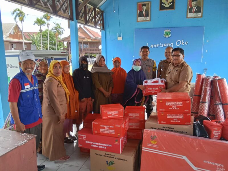 Kadis Sosial M. Rusli di dampingi Camat Lanrisang Bachrumsyah menyerahkan bantuan bagi Korban terdampak bencana angin kencang di Kecamatan Lanrisang