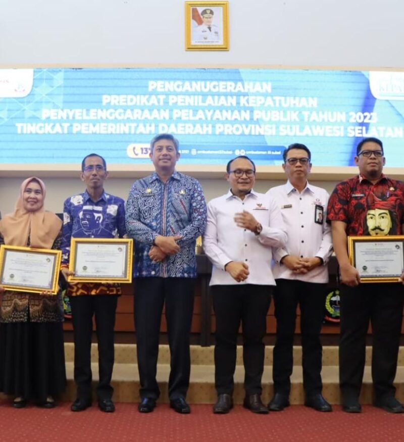 Kadis Dikbud Pinrang A. Matjtja menerima langsung penghargaan dari Ombudsman Republik Indonesia bersama beberapa kepala Organisasi Perangkat Daerah (OPD) lingkup Pemerintah kabupaten Pinrang