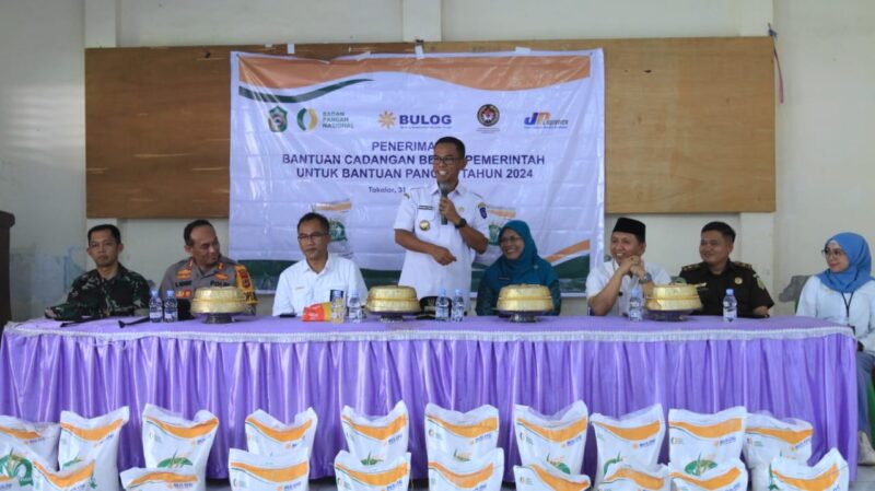 Bupati Takalar, Setiawan Aswad, Melakukan Penyerahan Bantuan Pangan Beras, Rabu 31 Januari 2024