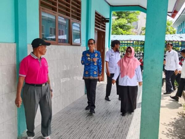 Kadis Pendidikan dan Kebudayaan Kabupaten Pinrang Andi Matjtja Moenta, S.Sos, didampingi Sekretaris Dikbud Mukhtar, S.Ip, M.Si diterima Kepsek Hj. Nurliah, S.Pd, M.Pd saat melakukan kunjungan kerja ke UPT SMPN 1 Pinrang