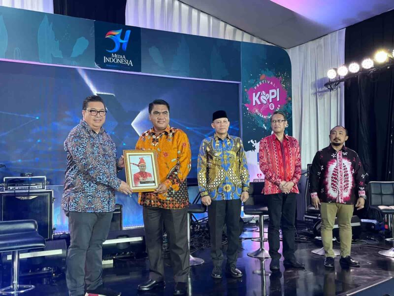 Wali Kota Makassar, yang Diwakili Asisten III Pemkot Makassar, Andi Irwan Bangsawan, Menerima Penghargaan The Indonesia Next Leaders, dari Media Indonesia Grup, Kamis 1 Februari 2024
