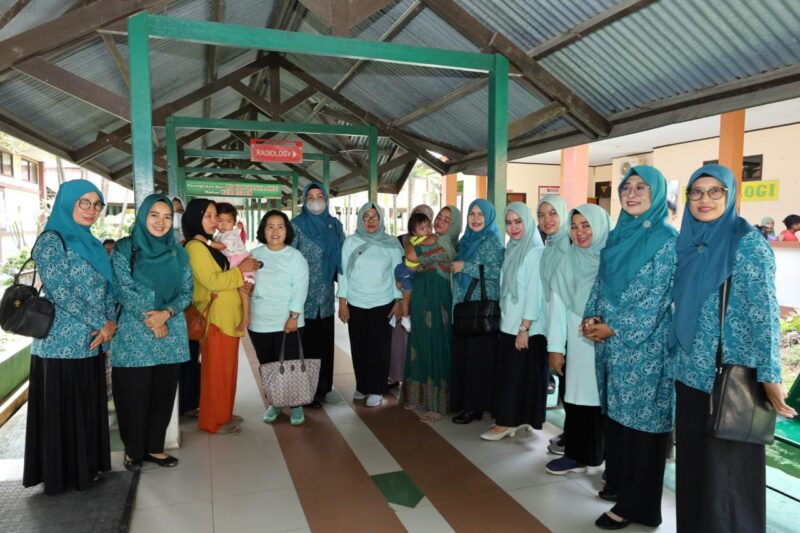 Tim Penggerak PKK kabupaten Pinrang di dampingi kadis kesehatan meninjau pelaksanaan kegiatan bakti Sosial operasi Celah bibir dan Lelangit di RSUD Lasinrang Pinrang