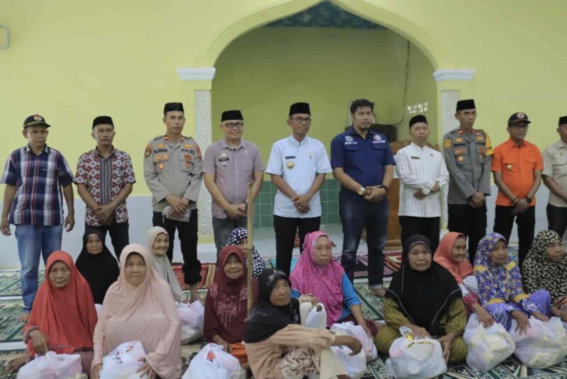 Bupati Takalar, Setiawan Aswad, Menyerahkan Sembako Kepada Lansia, di Masjid Nurul Mu'minin, Jum'at 2 Februari 2024
