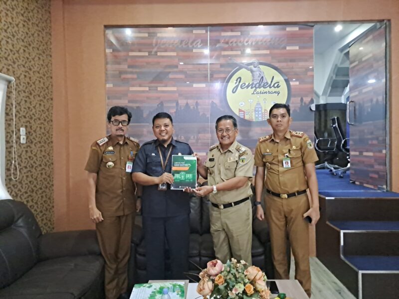 Kepala Badan Pusat Statistik Kabupaten Pinrang Joko Siswanto Menyerahkan Hasil EPSS Kepada Wabup Alimin, didampingi Sekretaris Daerah Kabupaten Pinrang A.Tjalo Kerrang, serta kepala Dinas Kominfosandi  Haswidy Rustam