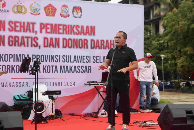Wali Kota Makassar, Ir. Moh. Ramdhan Pomanto, Saat Menghadiri Jalan Sehat, Pemeriksaan Kesehatan Gratis, dan Donor Darah, di Anjungan Pantai Losari, Minggu 11 Februari 2024