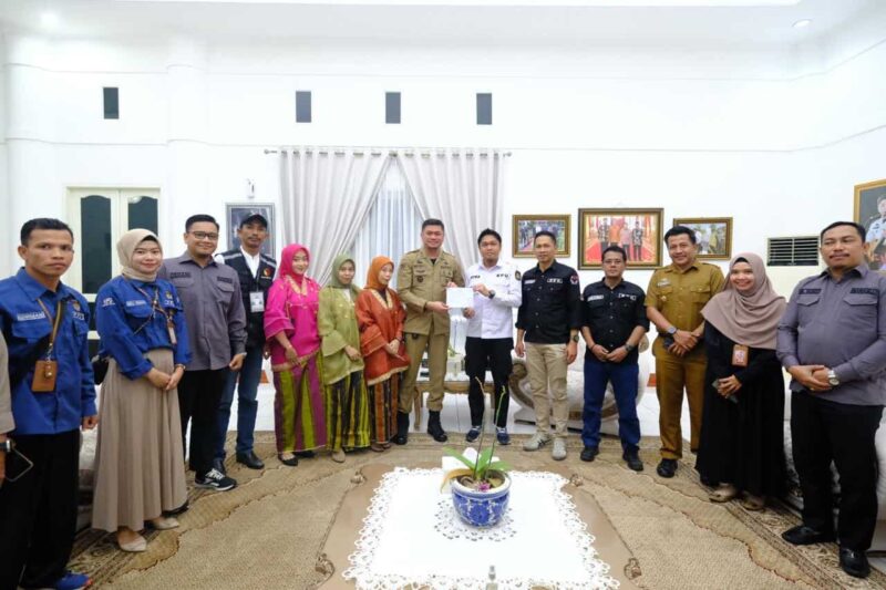 Bupati Gowa, Adnan Purichta Ichsan, Menerima Surat Pemberitahuan Pemungutan Suara dari Komisi Pemilihan Umum (KPU), di Rumah Jabatan Gowa, Senin 12 Februari 2024