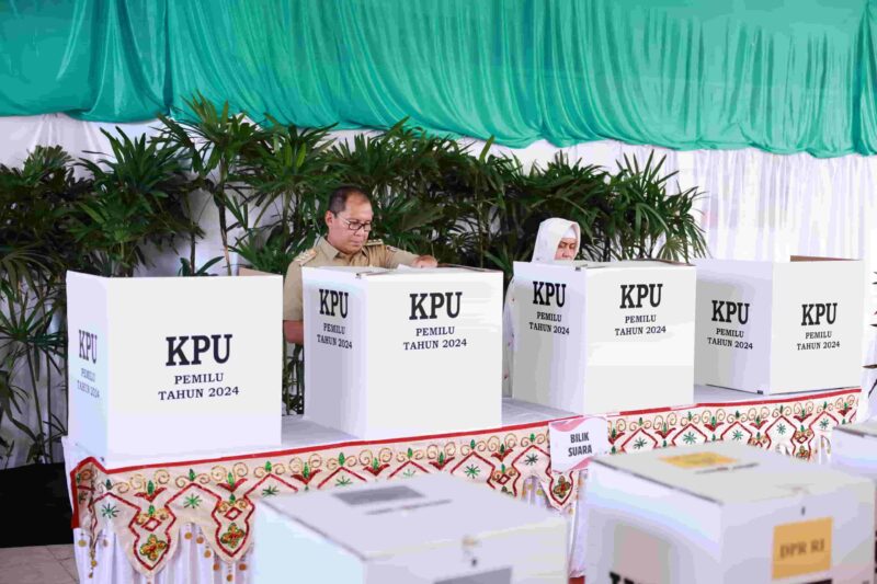 Wali Kota Makassar, Ir. Moh. Ramdhan Pomanto Bersama Keluarga, Mencoblos di TPS 001, di Halaman Masjid Nurul Aqsa, Jalan Amirullah, Kecamatan Mamajang, Rabu 14 Februari 2024