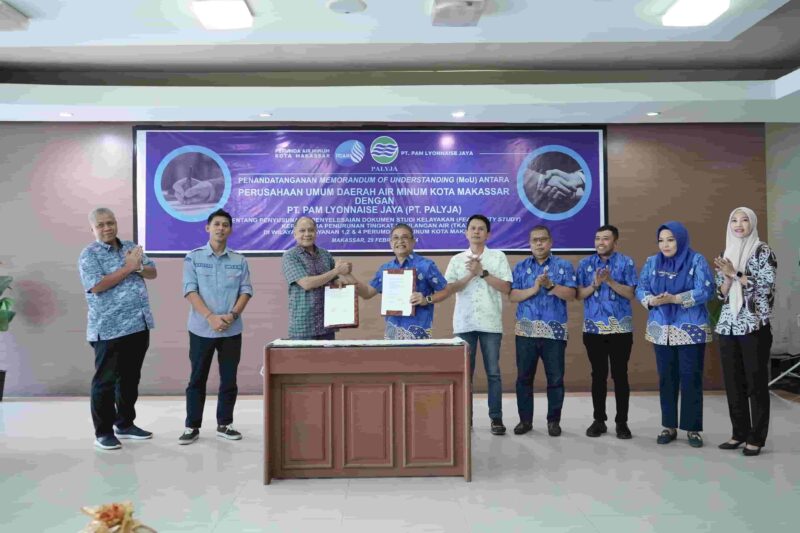 Direktur Perumda Air Minum Kota Makassar, Beni Iskandar, Melakukan Penandatanganan MoU dengan PT PAM Lyonnaise Jaya (Palyja), di Aula Kantor PDAM Makassar, Kamis 29 Februari 2024