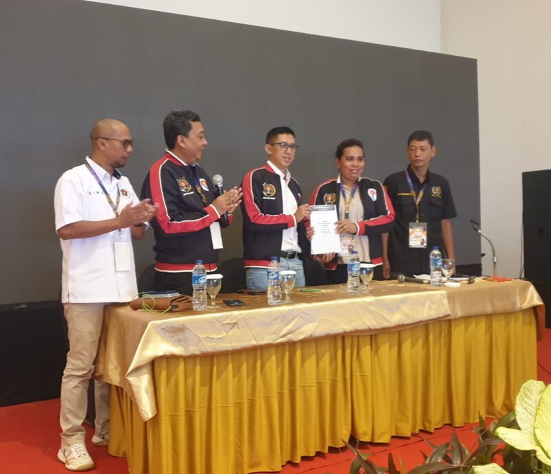 Kergam..Ketua SIWO PWI Kalsel, Irwansyah menyerahkan buku laporan persiapan Porwanas kepada Ketua Umum SIWO Pusat