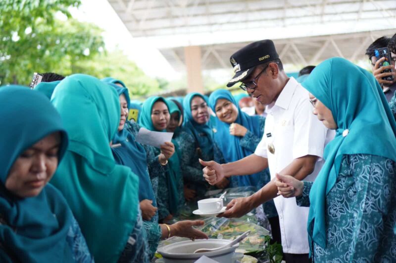 Pj Bupati Takalar, Setiawan Aswad, Didampingi Pj Ketua TP PKK, Sri Astuti Thamrin, Membuka Bazar dan Lomba Kreasi Makanan, di Lapangan H. Makkatang Dg Sibali, Rabu 7 Februari 2024